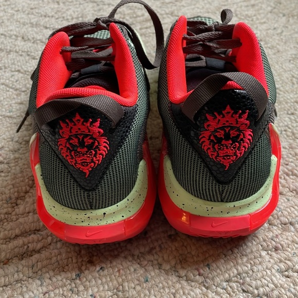 LeBron James Size 8 Basketball Witness VII shoes - Picture 3 of 8